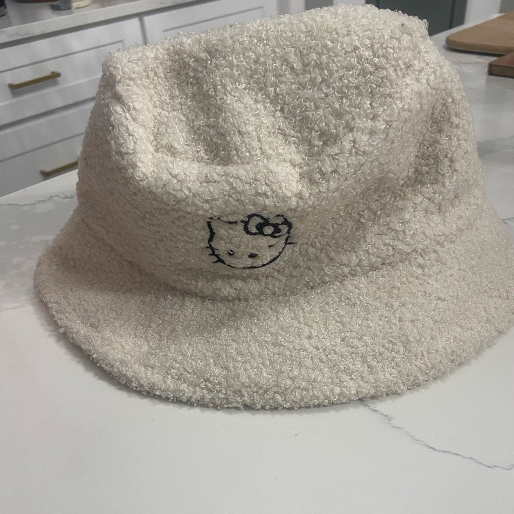 Forever 21 hello kitty bucket hat